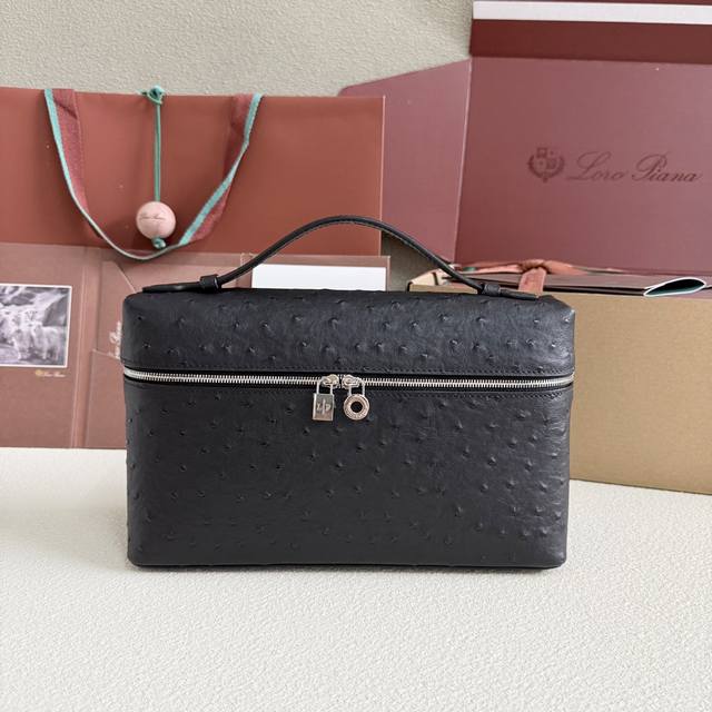 Extra Pocket L27 银扣颜色：黑色这款宽口手拿包采用珍贵的皮制作，数道手工匠艺使皮革呈现出光滑且别致的纹理。搭配胶带的小巧设计造就实用百搭特色，是