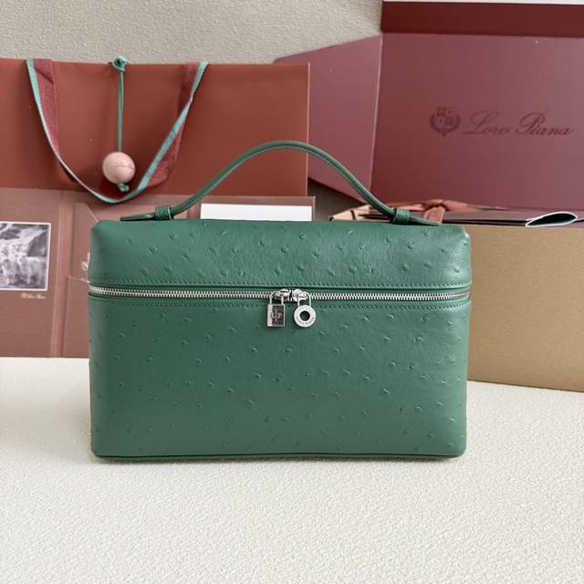 Extra Pocket L27 银扣颜色：孔雀绿这款宽口手拿包采用珍贵的皮制作，数道手工匠艺使皮革呈现出光滑且别致的纹理。搭配胶带的小巧设计造就实用百搭特色，