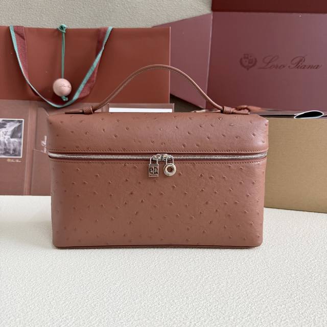 Extra Pocket L27 银扣颜色：砖红色这款宽口手拿包采用珍贵的皮制作，数道手工匠艺使皮革呈现出光滑且别致的纹理。搭配胶带的小巧设计造就实用百搭特色，