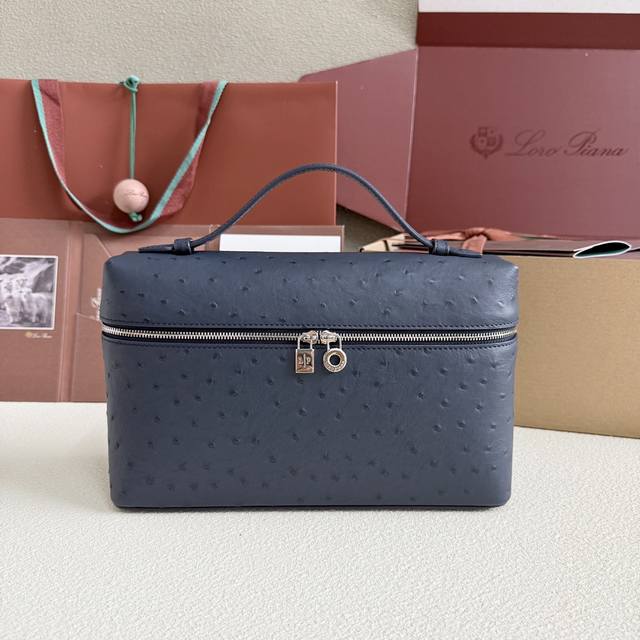 Extra Pocket L27 银扣颜色：午夜蓝这款宽口手拿包采用珍贵的皮制作，数道手工匠艺使皮革呈现出光滑且别致的纹理。搭配胶带的小巧设计造就实用百搭特色，