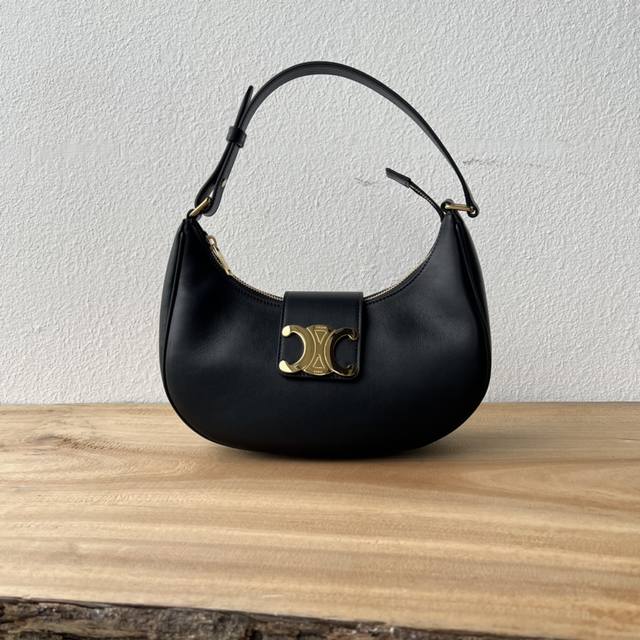 新品上线Ava 腋下包大 Logo 新品上线啦～有着高颜值的复古文艺气息～ 直接击中我心巴啊. 真的超Nice！ 腋下包包型复古又帅气又有点可爱 精致小巧 复古