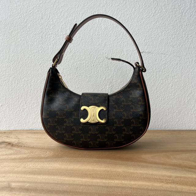 新品上线Ava 腋下包大 Logo 新品上线啦~有着高颜值的复古文艺气息~ 直接击中我心巴啊. 真的超Nice! 腋下包包型复古又帅气又有点可爱 精致小巧 复古 新品上线Ava 腋下包大 Logo 新品上线啦~有着高颜值的复古文艺气息~ 直接击中我心巴啊. 真的超Nice! 腋下包包型复古又帅气又有点可爱 精致小巧 复古