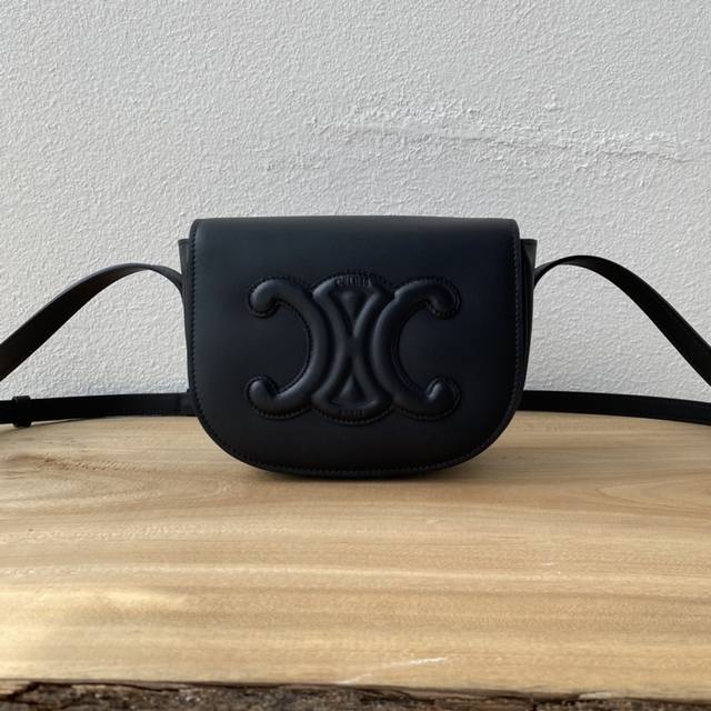 顶级原单 春夏Folco马鞍包、这只和经典老花马鞍差不多大，而且是磁吸扣，开合特别方便、延续了经典包型的设计，把涂层印花材质改成了全皮设计会更有质感~而且凯旋门