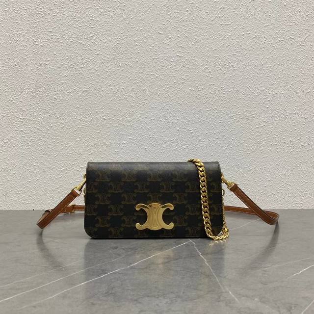 新品上线Celine 新品上线. Triomphe Canvas 标志印花 翻盖配以装饰性Triomphe 锁扣，按扣开合 ，内设一个主隔层 一个扁平口袋 拆卸