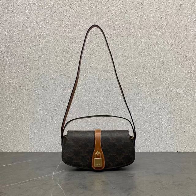 顶级原单 Cel*Ine Tabou Clutch 秋冬单品、手提肩背都很、容量别小看！日常足够装：手机、粉饼、口红、手表、暴发户：可单放3手机也是Ok的Ho～