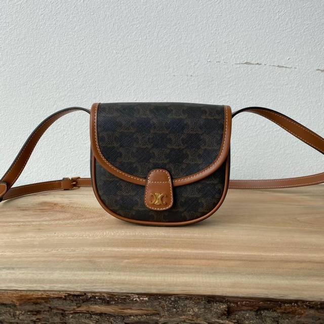 原单 Triomphe Besace 迷你新马鞍诞生全球首发款容量也是真的很Ok！经典印花、牛皮包边 织物面料衬里 斜挎和肩背翻盖配以金属Triomphe按扣1