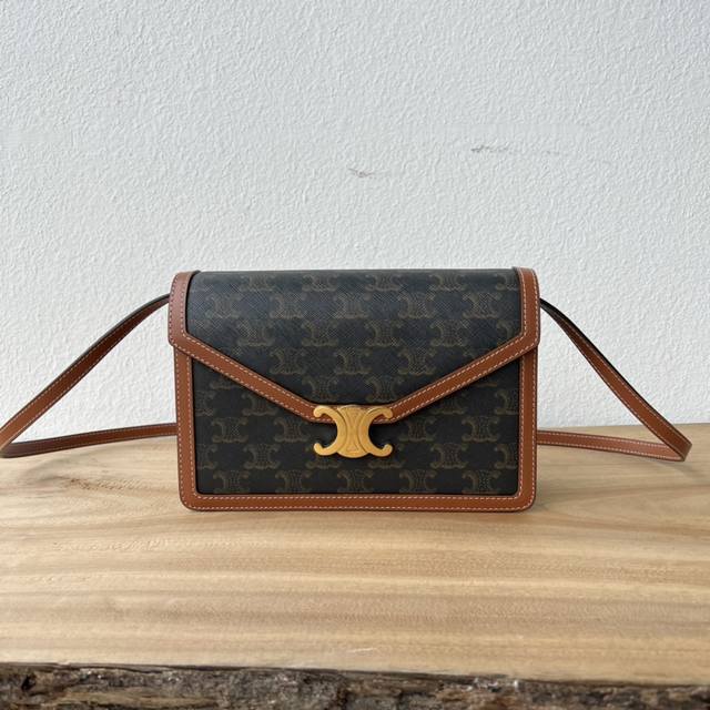 新品上线Ce新出大号Woc信封包～与之前的链条小号Woc相比，这款大号肩带是全皮肩带，尺寸改大，更多隔层，有实用的双隔层+拉链袋。更大气实用！拆卸肩带，手提肩背