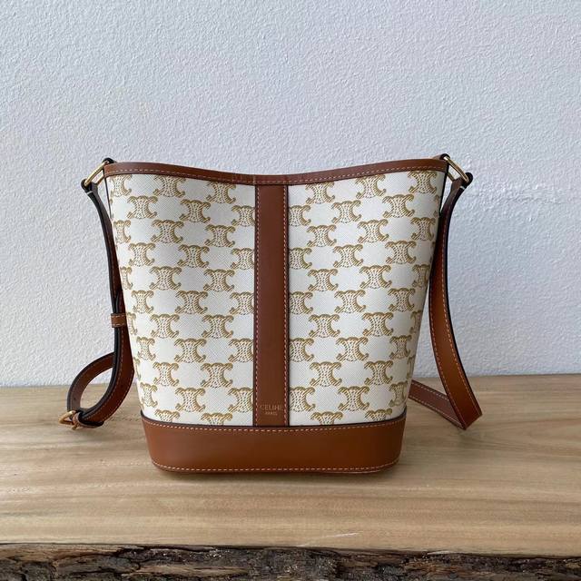 C 最新尺寸小水桶出货# 颜值爆表老花系、包身图案由凯旋门扣标志为主 包边由棕色牛皮围绕，打造复古元素复古色系，冬天配大衣再适合不过了、容量大 自重轻，耐磨 防