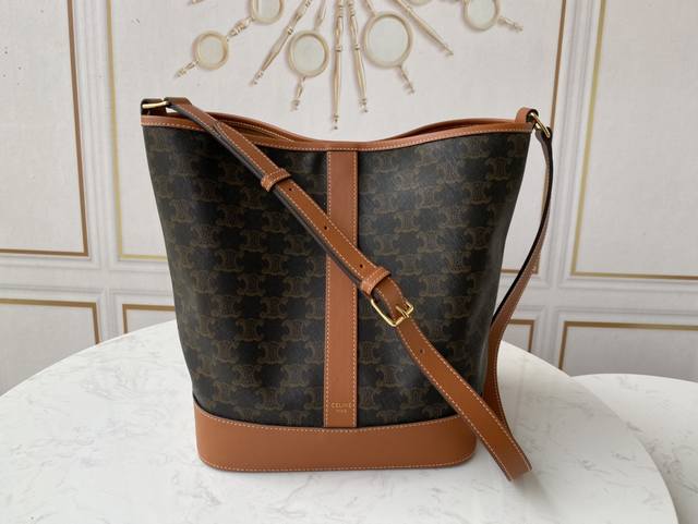 顶级原单 Celine 颜值爆表老花系包身图案由凯旋门扣标志为主 包边由棕色牛皮围绕，打造复古元素复古色系，配任何服饰再适合不过了、容量大 自重轻，耐磨 防水