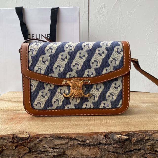 原单 30的 专柜同步最新版本 Triomphe Canvas经典印老花设计风格展现了复古、简洁及自信 时尚的尖端，毫无时代的隔阂～鲜明个性为日常衣柜带来多重魅