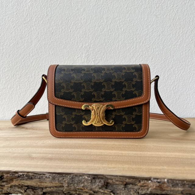 原单 专柜同步最新版本 Triomphe Canvas经典印老花设计风格展现了复古、简洁及自信 时尚的尖端，毫无时代的隔阂～鲜明个性为日常衣柜带来多重魅力 款号