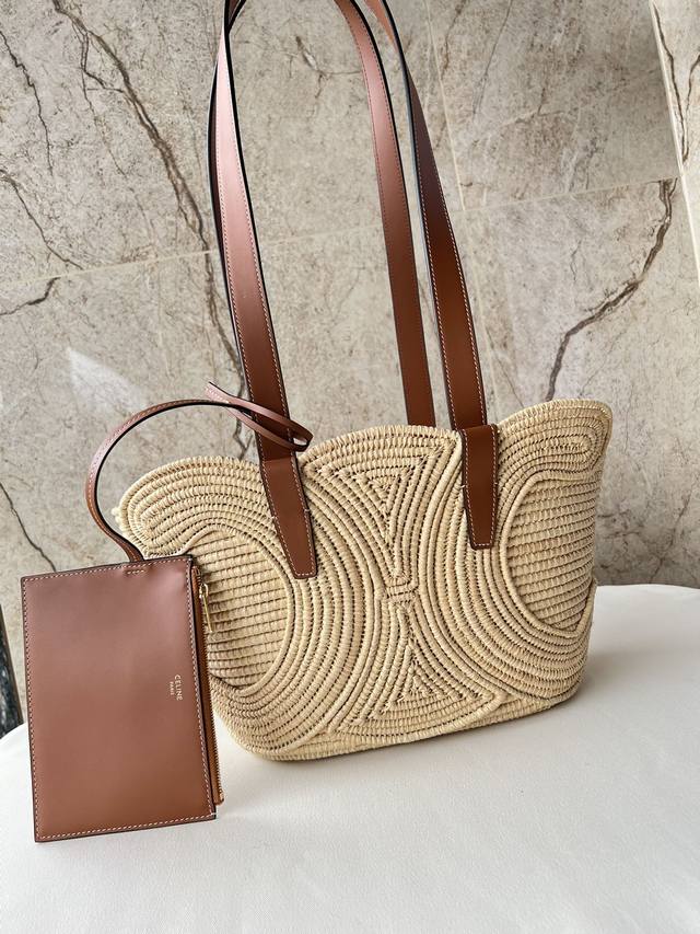 限时价 独家新品 Celine 天然植物材料和牛皮革中号编织Triomphe经典提篮包盛夏是属于草编包的天然草编织菜篮子每一只都是纯手工编制Celine女孩的夏
