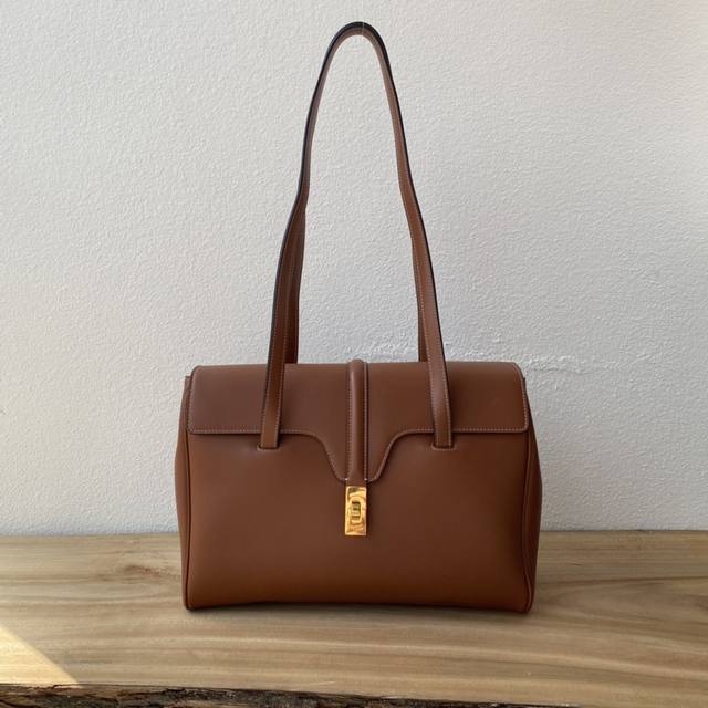 顶级中号 Soft16小号万种瞩目 之前觉得大号太大了的小仙女这个尺寸绝对可以入手了，小号更日常，看似简单却非常耐看，低调时髦～自重轻，皮质柔软舒适，有型立体感