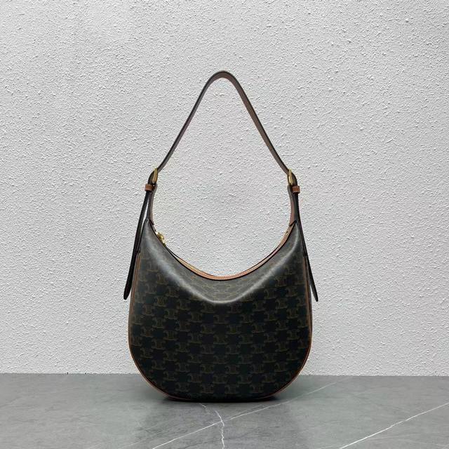 新品上线 Celine 新款 Heloise Hobo 腋下包 秋冬必入系列!圆润流畅的弧线型包身 一眼看上去甚至有点像大家熟悉的Ava 的加大版 ~ 不得不说 新品上线 Celine 新款 Heloise Hobo 腋下包 秋冬必入系列!圆润流畅的弧线型包身 一眼看上去甚至有点像大家熟悉的Ava 的加大版 ~ 不得不说