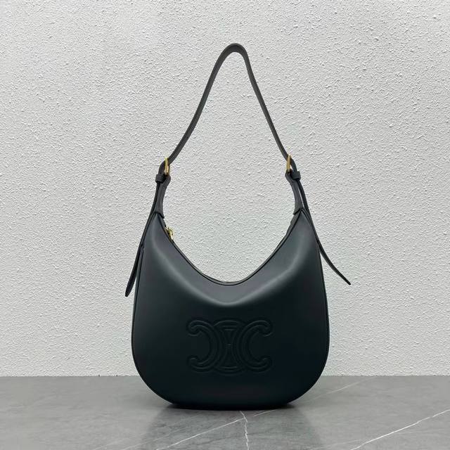 新品上线 Celine 新款 Heloise Hobo 腋下包 秋冬必入系列！圆润流畅的弧线型包身 一眼看上去甚至有点像大家熟悉的Ava 的加大版 ～ 不得不说