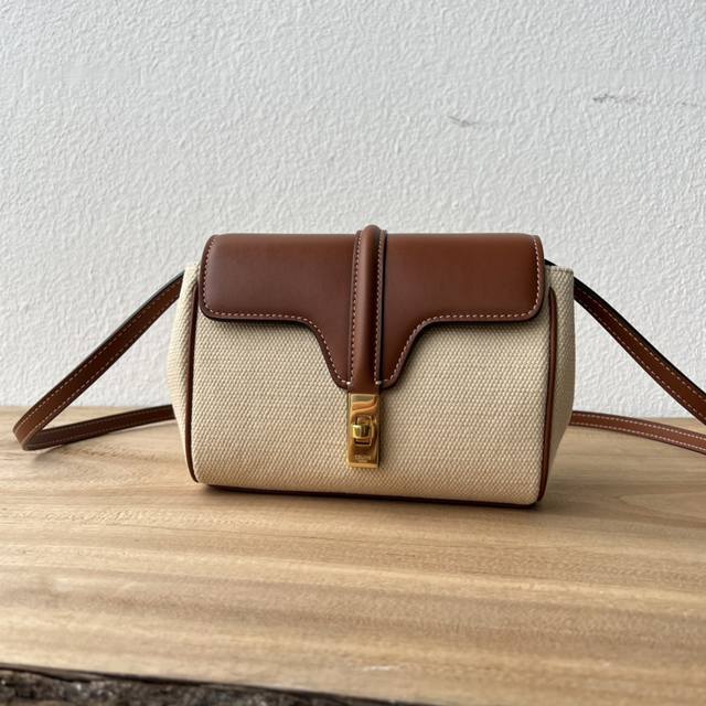 新品上线Ce早春Minisoft16，胖胖小可爱的斜挎包继16出了 Mini Size之后，Soft 16 也紧跟脚步 ，出了超可爱斜挎款 Mini Soft