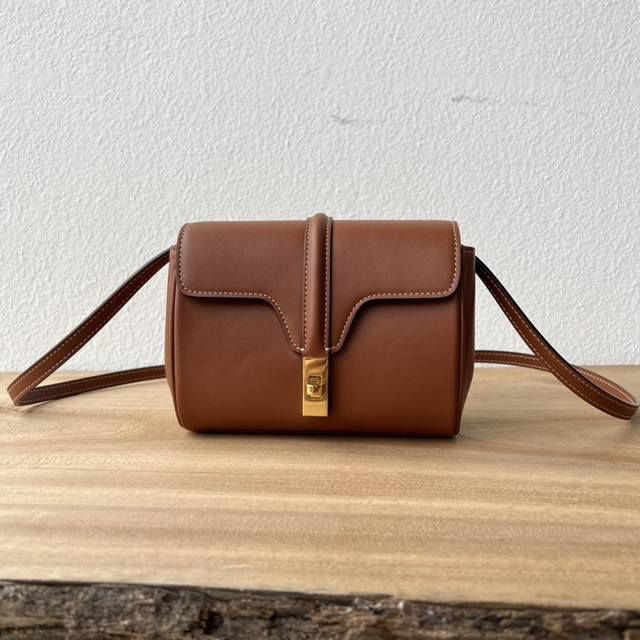 新品上线Ce早春Minisoft16，胖胖小可爱的斜挎包继16出了 Mini Size之后，Soft 16 也紧跟脚步 ，出了超可爱斜挎款 Mini Soft