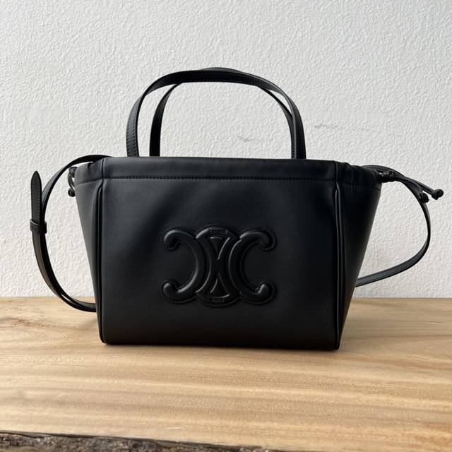 新品上线Ce 新出Cabas 小号抽绳托特，这款小号的设计跟大号基本一样，就是手腕处改用了柔软的牛皮带，可随意弯曲，还增加了可拆卸的长肩带，手提肩背。实用性不比