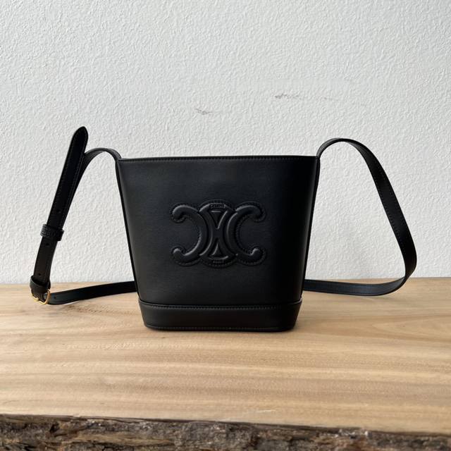 新色上线Ce新出迷你水桶，这款迷你是继之前大号的浮雕水桶出的迷你版，整体设计一样，只是尺寸大小的区别。可爱又实用，自重也比大号轻很多！风格：可爱时髦款，百搭容量