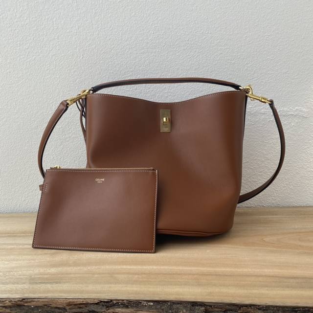 顶级原单 Bucket 16系列水桶包，牛皮手感柔软，版型随意自然，复古与时尚展现的淋漓尽致，简约风格轻松上身，搭配一个内袋可放置贵重东西，配可拆卸肩带，手提袋