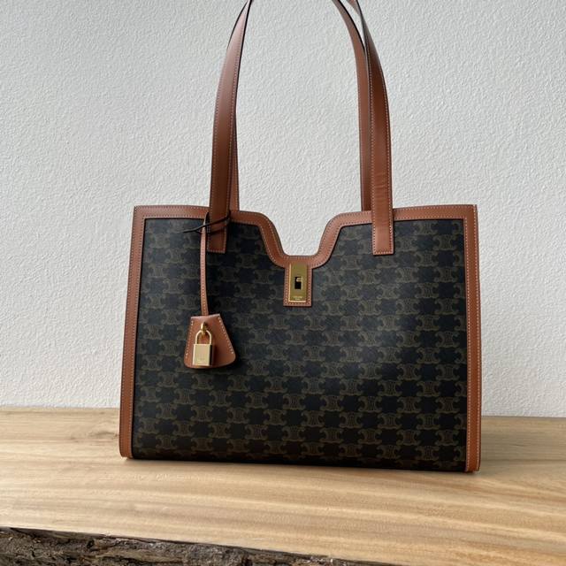 新品上线Ce 新款Cabas全新16系列老花托特～大托特包身简单开合设计，使得整个包都很简洁大方，自重轻，容量大，开合方便。相对于旧款Soft 来说，这款实用感