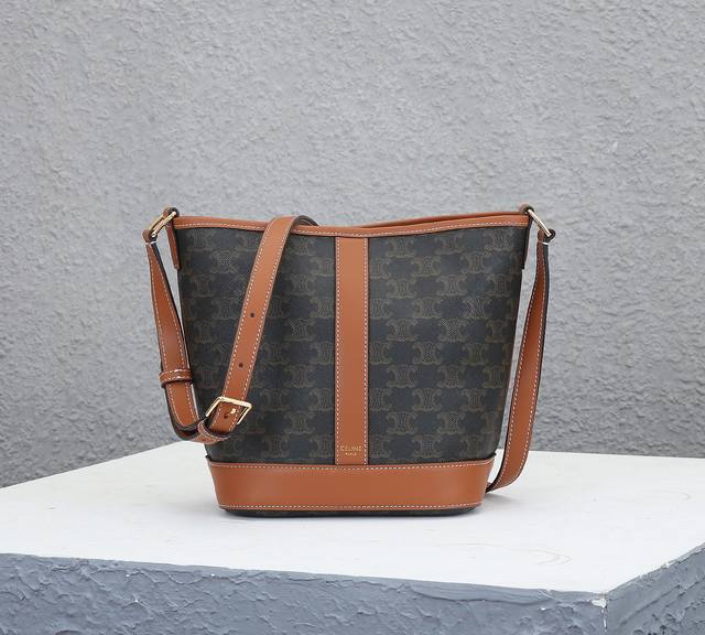 C 原版最新尺寸小水桶出货# 颜值爆表老花系、包身图案由凯旋门扣标志为主 包边由棕色牛皮围绕，打造复古元素复古色系，冬天配大衣再适合不过了、容量大 自重轻，耐磨