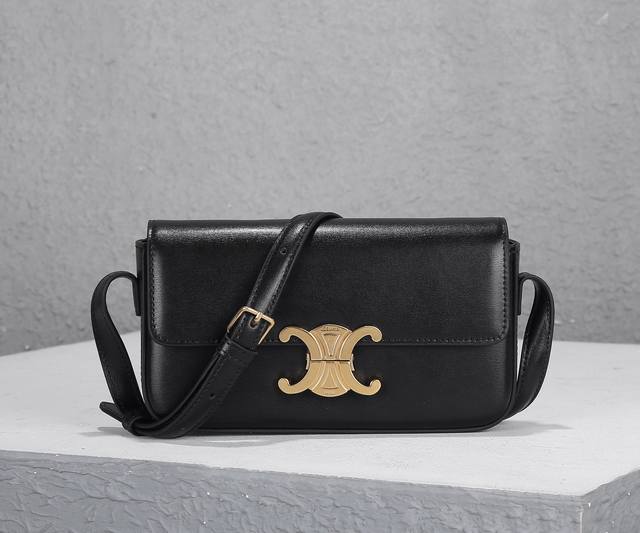 腋下包原版出货啦 Triomphe 标志牛皮革腋下包尺寸20X10X4 Cm，Tpiomphe Canvas 标志印花，牛皮革包边，肩背，Triomphe 金属