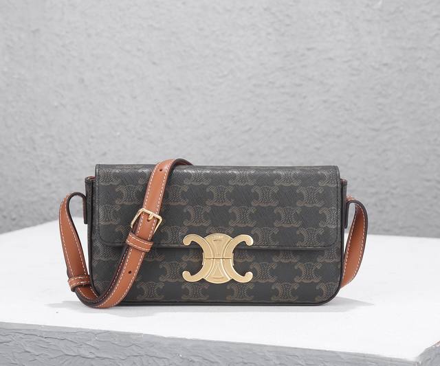 腋下包原版出货啦 Triomphe 标志印花牛皮革腋下包尺寸20X10X4 Cm，Tpiomphe Canvas 标志印花，牛皮革包边，肩背，Triomphe