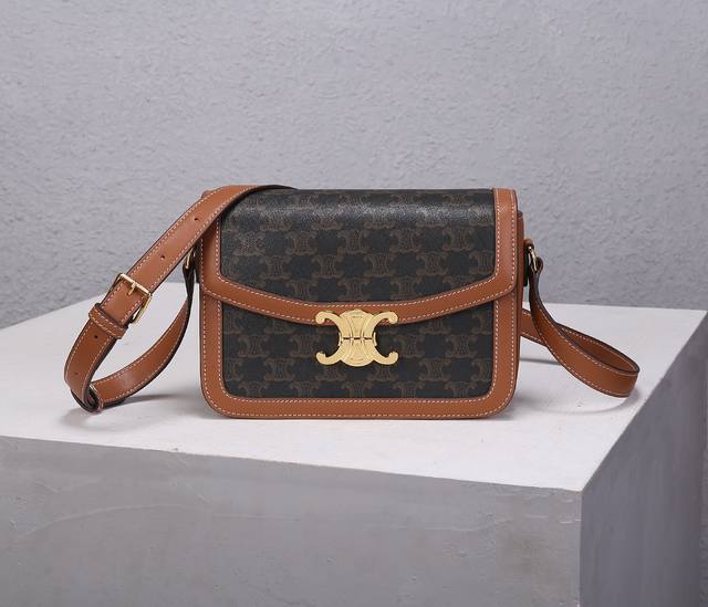 自C推出最新帆布Pvc Triomphe Canvas经典印老花设计风格展现了复古、简洁及自信。时尚的尖端，毫无时代的隔阂～鲜明个性为日常衣柜带来多重魅力 尺寸