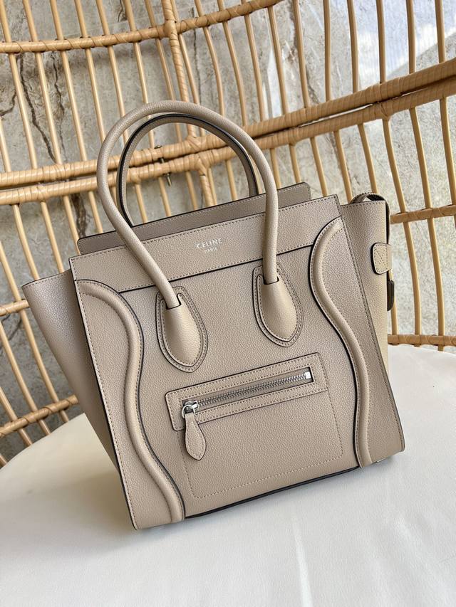 30Cm 钻石纹 ＣＥＬＩＮＥ 笑脸包 原版牛皮 经典之作！号称最能展现职业女性的特质，以精致和时尚闻名，独特的笑脸包身设计，不仅体现小女人的俏皮，又能够体现知