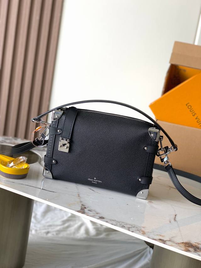 特级Mb163C芯片版原厂皮 本款 Side Trunk 中号手袋型号:M25160材料:A级全钢五金,进口原厂牛皮包装:全套原厂免税Mb包装尺寸:21 X 1 特级Mb163C芯片版原厂皮 本款 Side Trunk 中号手袋型号:M25160材料:A级全钢五金,进口原厂牛皮包装:全套原厂免税Mb包装尺寸:21 X 1