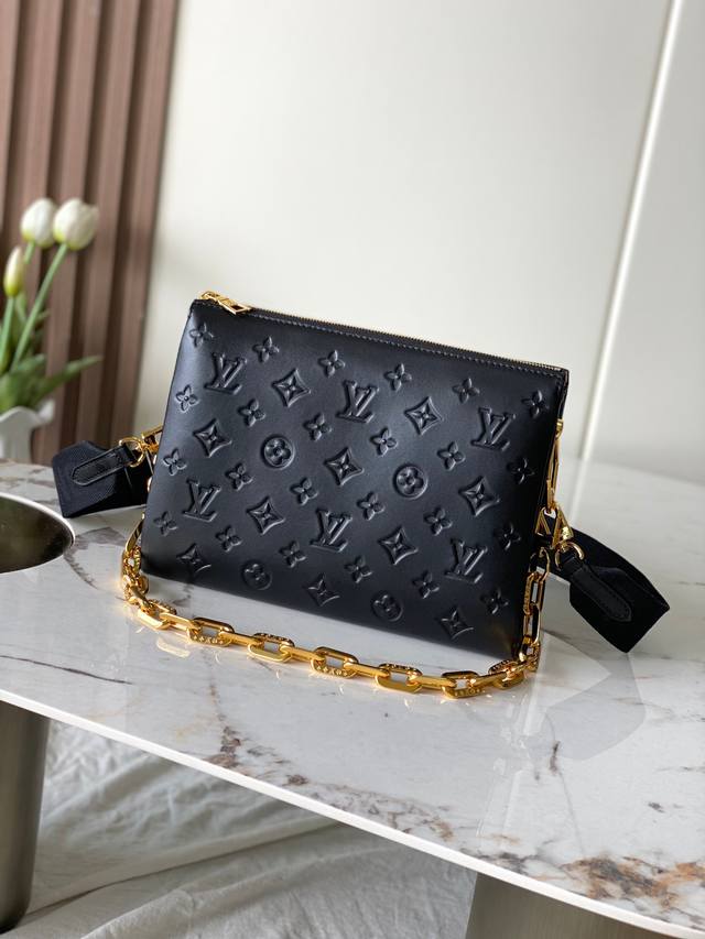 顶级原单半钢163C芯片M21260黑色全皮压花 金色链条包本款Coussin 小号手袋Monogram 压纹蓬松绵羊皮打造靠枕构型，为简约设计注入前卫风范。可