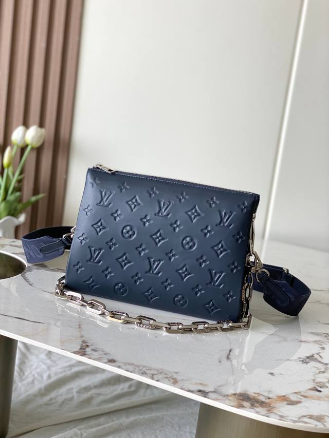 顶级原单半钢163C芯片M21282深蓝全皮压花 银色链条包本款Coussin 小号手袋为舒软羊皮革压印 Monogram 图案，内设隔层和中央拉链袋。粗犷链条