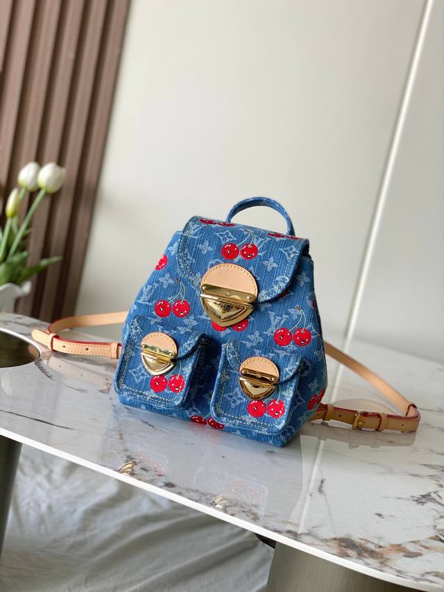 M13679蓝 樱桃刺绣顶级原单加强版半钢五金163C01本款 Venice 双肩包出自路易威登 X 村上隆复刻系列，为 Monogram 丹宁布融入个性樱桃刺