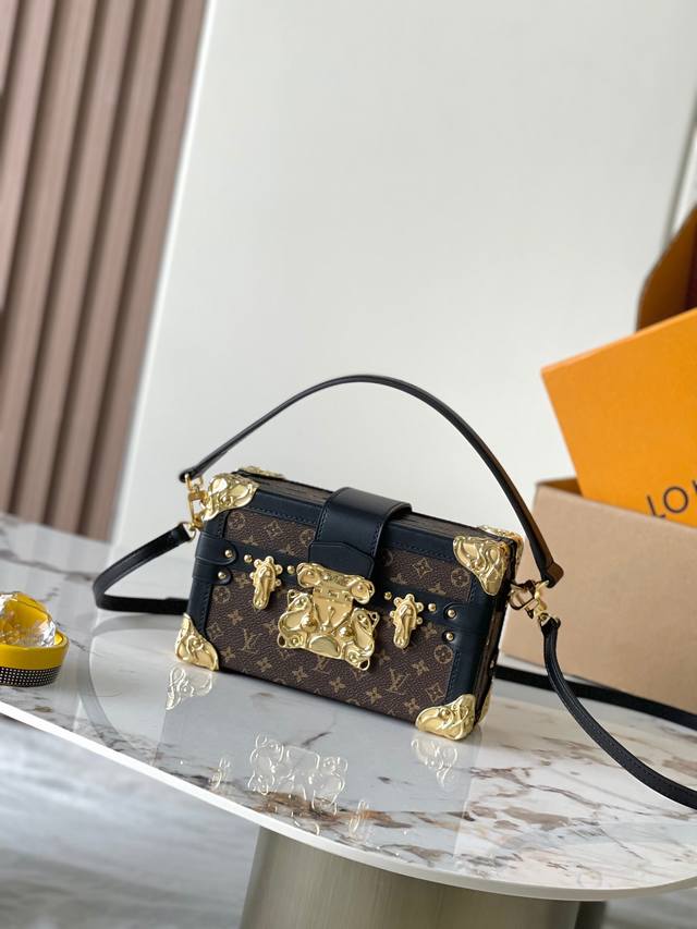 特级Mb原厂皮 Lvacanto系列的经典风范型号：M13738动态芯片材料：A级全钢五金，进口原厂面料包装：全套原厂免税Mb包装尺寸：20*12.5*6Cm