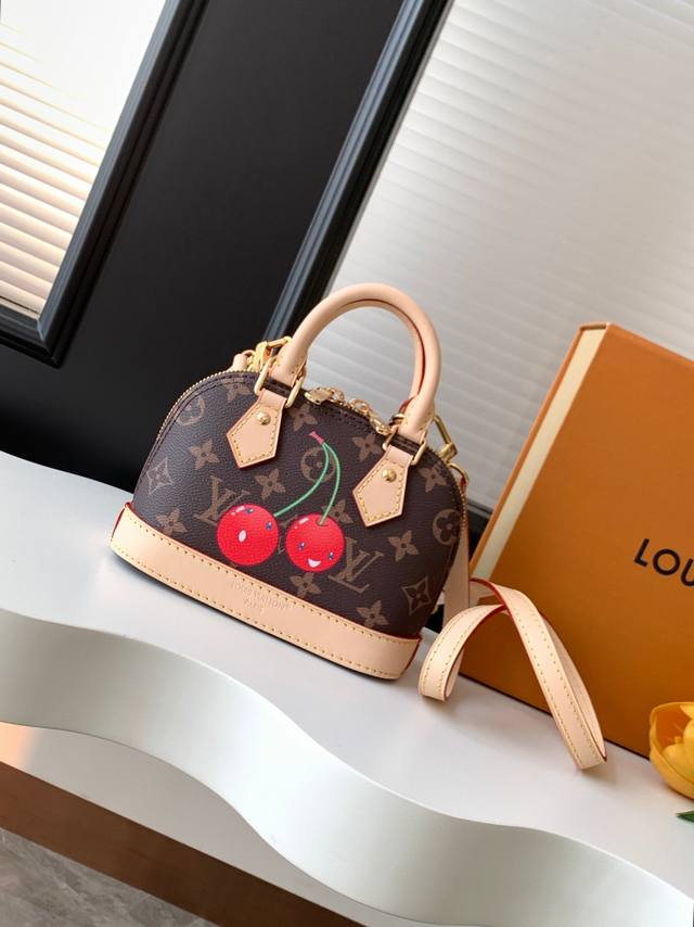 动态163C芯片 顶级原单加强版 M13416老花樱桃本款 Nano Alma 手袋结合 Monogram 涂层帆布与牛皮革饰边，令玲珑廓形呈现路易威登 X 村