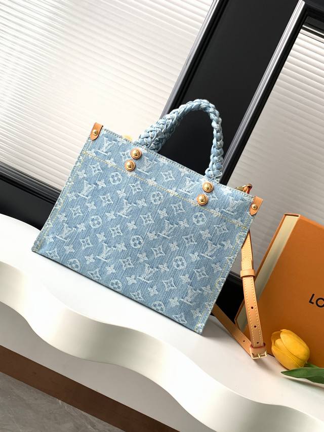 动态163C芯片 顶级原单加强版 M24897浅蓝丹宁牛仔 变码芯片版 四方包系列 本款 Onthego Gx小号手袋选用棉质丹宁织就 Monogram 图案，