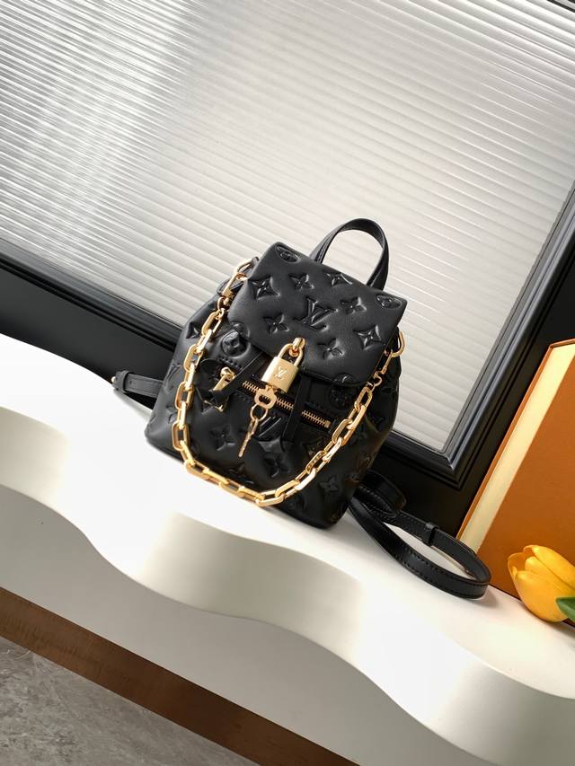 动态163C芯片 顶级原单加强版 M13387黑色小号M13357黑色大号 Coussin Backpack 迷你手袋以 Monogram 皮革塑造轻便构型，搭