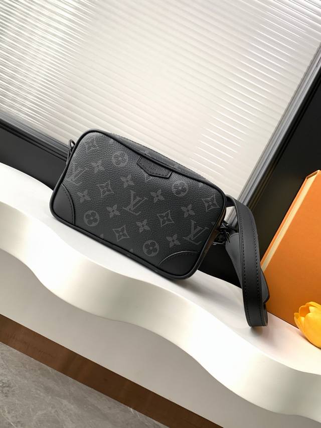 动态163C芯片 顶级原单加强版 M14253黑花 M14058老花TrocadéRo 迷你手袋采用 Monogram 帆布材质、复古牛皮革镶边及加固前包角，向