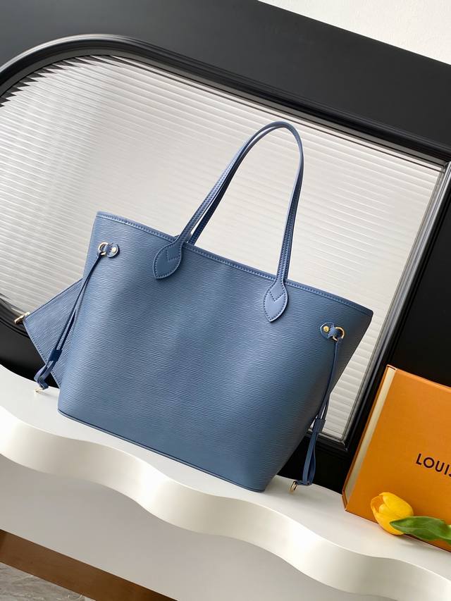 动态163C芯片 顶级原单加强版 M14856这款Neverfull Mm包增强了牛仔蓝色饰面，既现代又永恒。这款模型由标志性的Spike皮革制成，饰有金色金属