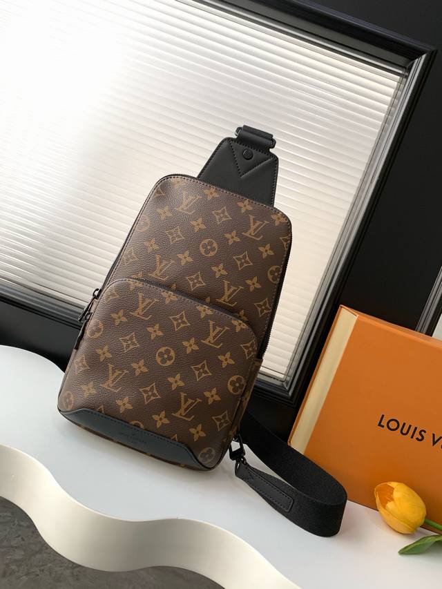 动态163C芯片 顶级原单加强版 N41718老花 顶级原单 变码芯片 胸包系列 Avenue 单肩包 此款Damier Graphite帆布面料的单肩包是都市