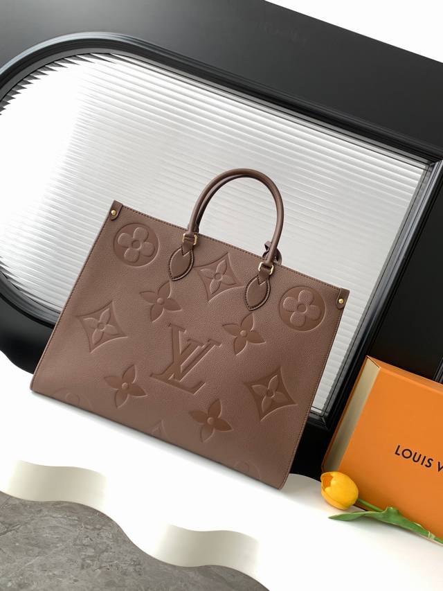 动态变码芯片 顶级原单加强版 M44921 M44925巧克力色Onthego 手袋压花 工作、购物或周末出游，拎起 Onthego 手袋即刻出发。超大号 Mo