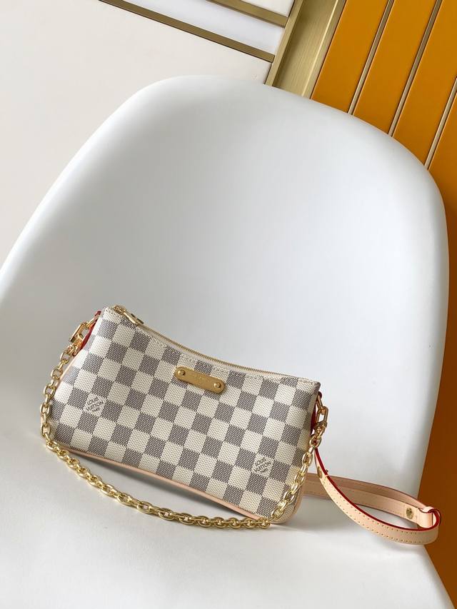 N00228白格 M83008老花顶级原单Liv Poch Ette采用Monogram帆布设计，可贴身佩戴于手臂下。它配备了一个可拆卸的金音链和一个可移动的，