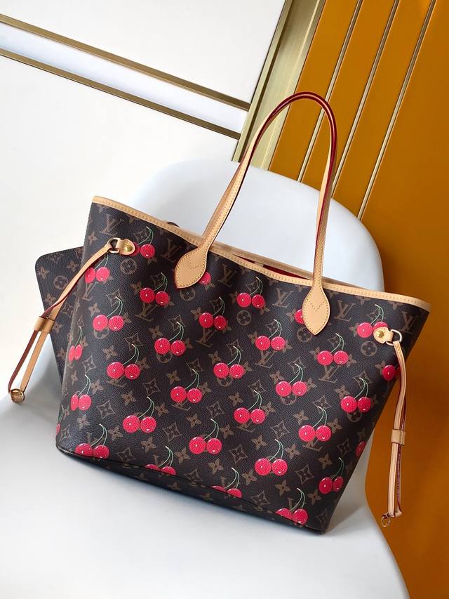 动态163C01芯片 M13263樱桃 顶级原单 独家背景实拍 本款 Neverfull 中号手袋以灵动笔触重绎路易威登 X 村上隆复刻系列的欢快元素,令甜美樱 动态163C01芯片 M13263樱桃 顶级原单 独家背景实拍 本款 Neverfull 中号手袋以灵动笔触重绎路易威登 X 村上隆复刻系列的欢快元素,令甜美樱