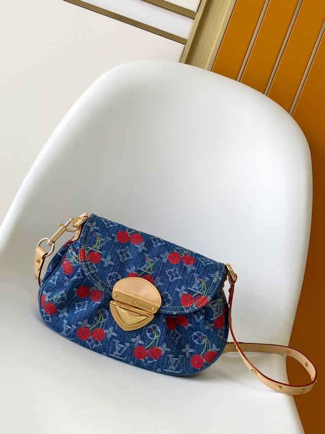 M13680 顶级原单动态163 本款 Sunset 手袋取材Monogram 丹宁布，以复古笔触塑造圆润构型，再借醒目插扣点亮设计。明丽樱桃刺绣彰显路易威登