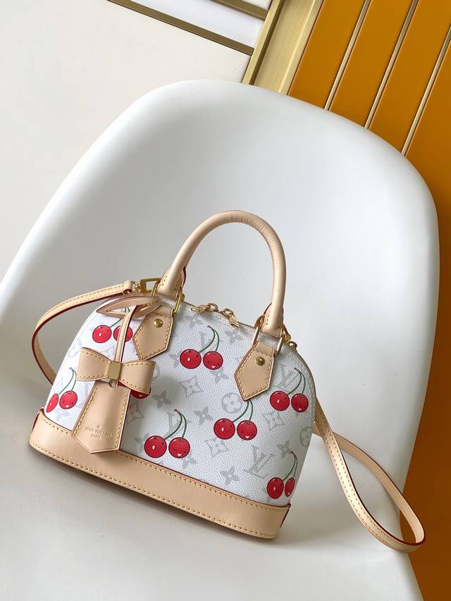 M14234 53152樱桃 顶级原单动态163 這款時尚出眾的Alma Bb手袋源自趣緻的復刻版Louis Vuitton X Murakami系列，以品牌經