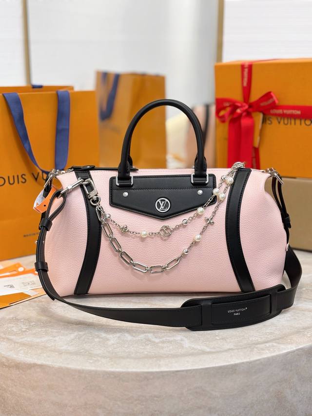 顶级原厂 Biker 中号手袋M 0粉色本款 L*Biker 中号手袋瞩目亮相 2025 春夏秀场 以经典机车夹克灵感展现 Nicolas GhesquièRe