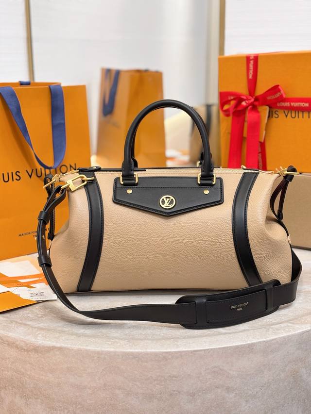 顶级原厂 Biker 中号手袋M 0杏色本款 L*Biker 中号手袋瞩目亮相 2025 春夏秀场 以经典机车夹克灵感展现 Nicolas GhesquièRe