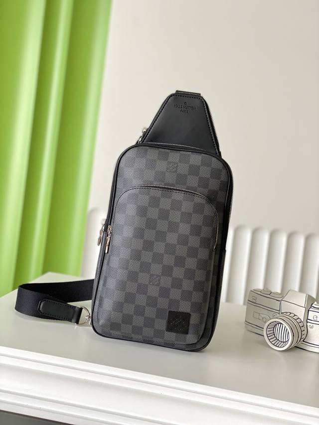 厂价 。 最高版本原厂皮顶级原单配专柜全套包装 顶级原单实物实拍 N45302 尺寸: 20×31×7Cmauenue Nm 黑格单肩胸包