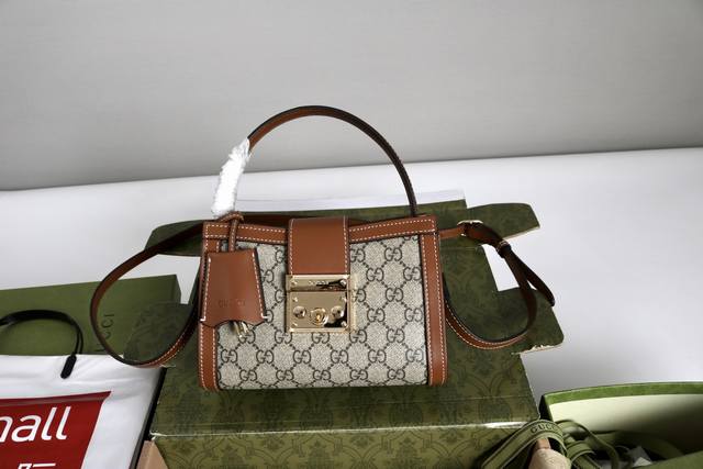 厂价 最高版本原厂皮顶级原单配专柜全套包装 简介：Ophidia系列亮眼呈献新颖廓形与功能，以标志性米色和棕色配色匠心演绎，缔就质地柔软的创新包袋单品。米色和深